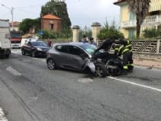 RIVAROLO CANAVESE - Incidente stradale, auto abbatte un palo della luce: un ferito - FOTO E VIDEO