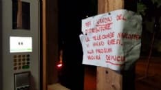 RIVAROLO - Vandali in corso Italia contro il distributore di latte