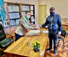 OZEGNA - Il sindaco conferisce la cittadinanza italiana a Mustapha Boukorrane - FOTO