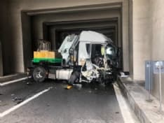 SCARMAGNO-SAN GIORGIO CANAVESE - Autostrada A5 chiusa: tir schiantato in galleria - FOTO