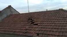 CASELLE - Aereo in fase di atterraggio fa volare le tegole dei tetti - FOTO