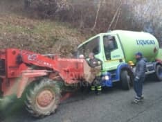 PRATIGLIONE - Camion cisterna resta in bilico sulla provinciale - FOTO