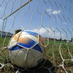 CALCIO CANAVESE - In Promozione testa a testa a suon di «manite» tra Rivarolese e Ivrea