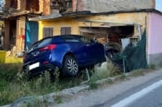 RIVARA - Sbaglia manovra e si schianta contro una casa di via Busano in piena notte - FOTO