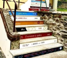 CINTANO - La scalinata d'entrata del Municipio si colora di arte e letteratura