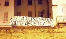 CASTELLAMONTE - Uno striscione per la maestra di Rivarossa
