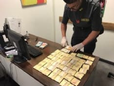 CASELLE - Soldi nascosti negli assorbenti intimi e negli ovetti di cioccolato: recuperati 200 mila euro