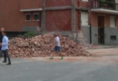 BORGARO - Crollata parte della facciata della palazzina evacuata ieri sera