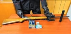 BROSSO - Una carabina clandestina in casa: arrestato un 42enne