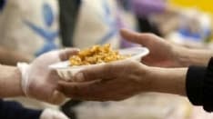 RIVARA - Offre un pasto caldo a chi ne ha bisogno: il dono di Natale di Carmen