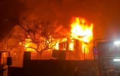 IVREA - Furioso incendio devasta una casa in via Miniere: intervento in forze dei vigili del fuoco - FOTO