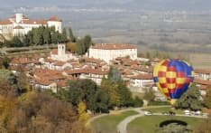 CARAVINO - Il Fai e le mongolfiere colorano lo splendido Castello di Masino - FOTO