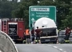 CASELLE - Cisterna a fuoco sulla superstrada per l'aeroporto
