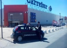 CANE ABBANDONATO IN AUTO SOTTO IL SOLE, SALVATO IN EXTREMIS