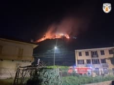 CAREMA - Incendio boschivo alimentato dal vento: intervento dei vigili del fuoco in corso - FOTO