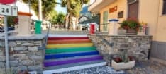 PONT CANAVESE - La scalinata con i colori per i diritti Lgbt scatena le polemiche sui social - FOTO