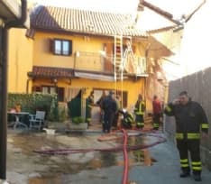 LEINI - Incendio devasta alloggio: anziana salva per miracolo