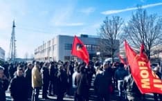 IVREA - I lavoratori Arca Technologies bloccano la statale dopo l'annuncio dei 103 licenziamenti