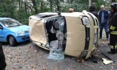 TRAUSELLA - Incidente sulla provinciale: auto si ribalta - FOTO