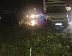 BORGARO-CASELLE - Nubifragio nella notte, albero cade sulle auto in tangenziale: una ragazza ferita - FOTO