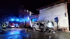 FAVRIA - Furgone prende fuoco in via San Rocco: intervento dei vigili del fuoco - FOTO e VIDEO