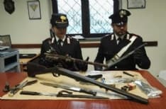 CASTELNUOVO NIGRA - Droga e armi da guerra in casa: uomo di 41 anni arrestato dai carabinieri