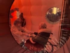 IVREA - Una tenda per gli abbracci nella casa di riposo: «Un piccolo gesto di speranza»