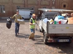 AGLIE' - Il sindaco Succio spazzino per un giorno in piazza Castello