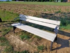 BORGARO - Il Comune installa le panchine in plastica riciclata