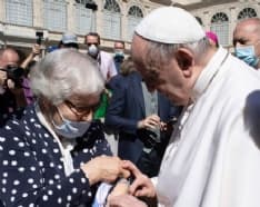 CASTELLAMONTE - Papa Francesco bacia il tatuaggio sul braccio di Lidia, sopravvissuta ad Auschwitz