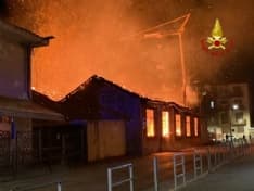 CIRIE' - Incendio doloso devasta l'ex falegnameria Bertetto: un altro piromane beccato dai carabinieri