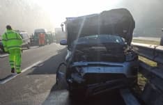 IVREA-SANTHIA' - Auto investe due operai che tagliano l'erba: entrambi al Cto - FOTO