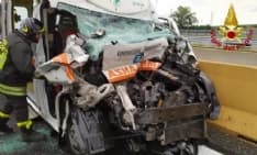 AUTOSTRADA TORINO-MILANO - Incidente stradale, scontro tra ambulanza e camion: due feriti - FOTO