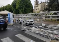 CANAVESE - Il forte vento abbatte il portale della Fiera di Rivarolo. Grandinata a Ivrea. Neve in quota - FOTO