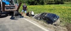 SAN GIUSTO CANAVESE - Si schianta con l'auto nel fosso a lato della provinciale - FOTO