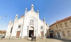 LEINI - Sagrato della chiesa sporco dopo il matrimonio: «Leinì è vicino a Reggio Calabria?». Bufera social sul parroco