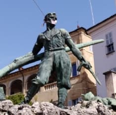 CASTELLAMONTE - Monumento ai caduti con mascherina: ondata di sdegno in città