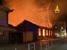 CIRIE' - Incendio devasta l'ex falegnameria di via Dante: vigili del fuoco al lavoro tutta la notte