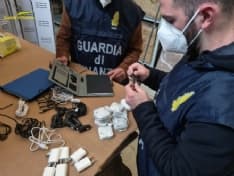 CANAVESE - Accessori telefonia cinesi spacciati per italiani: controlli della guardia di finanza in diversi negozi