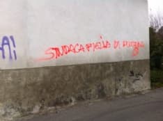 LEINI - Insulti contro il sindaco Leone sui muri della città