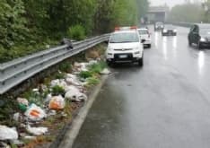 PARELLA - Discariche abusive sulla pedemontana: primi lavori per rimuovere i rifiuti - FOTO