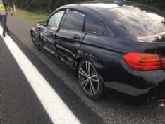 VOLPIANO - Sbanda sulla Torino-Aosta e sbatte contro i new-jersey