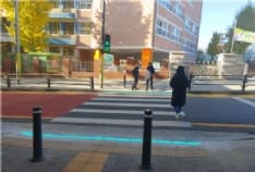 SOCIETA’ – Il semaforo a terra, per gli zombie da smartphone