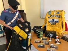 CHIVASSO - I cimeli di Ayrton Senna rubati ad Asti recuperati dai carabinieri in un negozio della città. Due italiani denunciati
