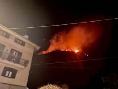 CAREMA - Bosco a fuoco nella notte, salva per miracolo la cappella di San Rocco - FOTO