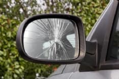 CUORGNE' - Colpisce un pedone con lo specchietto dell'auto e fugge: caccia all'auto pirata