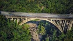 PONTE PRETI - Volontari ripuliscono il lato di Baldissero. Bozzello esulta: «Da noi poche parole e solo fatti concreti»