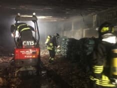SAN GIUSTO-SAN GIORGIO - Incendio nella notte devasta il capannone di un'azienda che produce sacchetti di plastica - FOTO