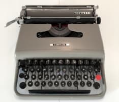 AGLIE' - Boom di visitatori: prorogata la mostra sulla Lettera 22 Olivetti
