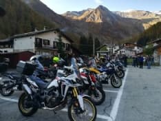 VALPRATO SOANA - Il gruppo «Moto Passione Canavese» in visita alla panchina gigante - FOTO